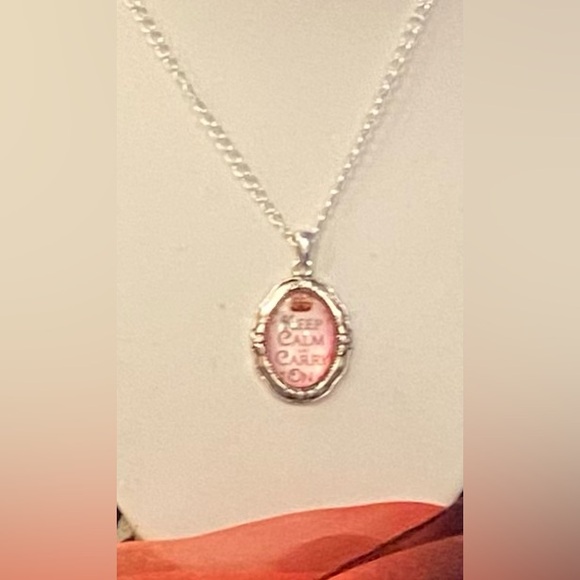 “Keep Calm and Carry On" necklace!  NEW - Picture 2 of 2